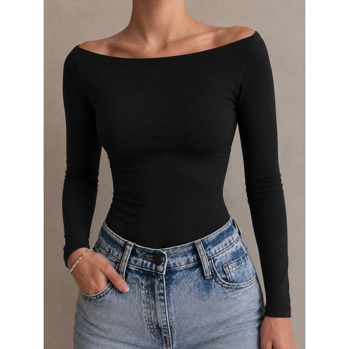 Remera negra de cuello bote