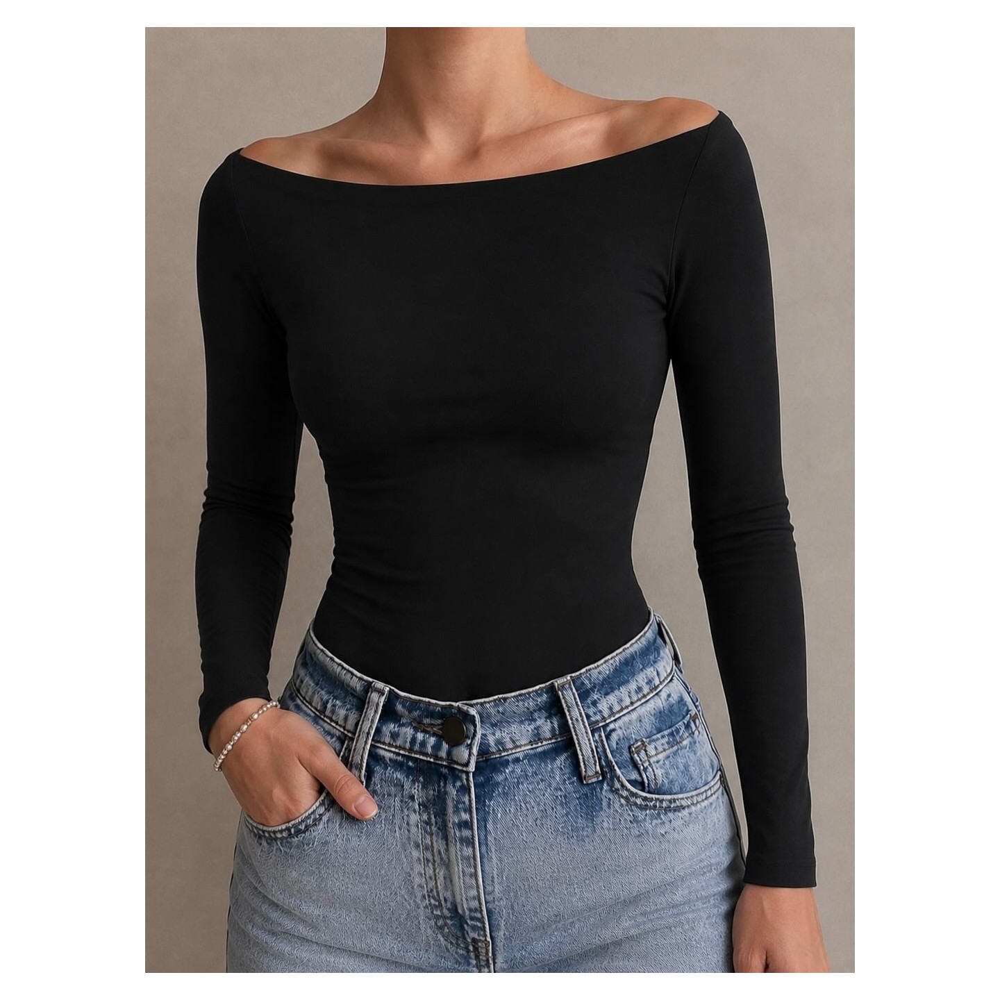 Remera negra de cuello bote