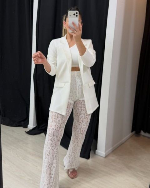 Blazer blanco y pantalón de encaje