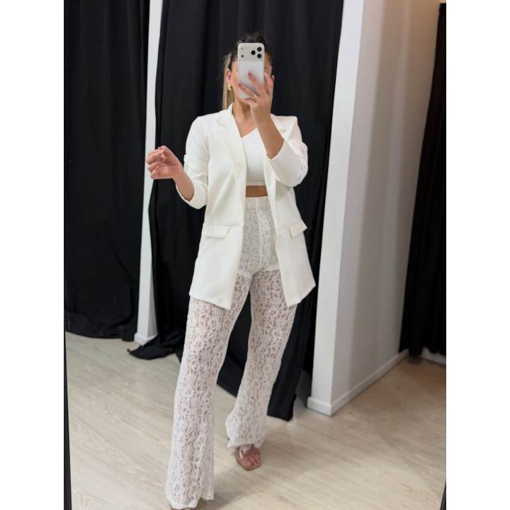 Blazer blanco y pantalón de encaje