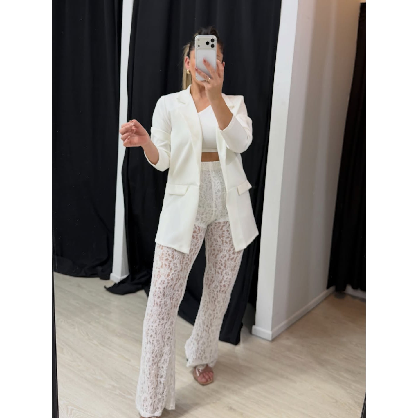Blazer blanco y pantalón de encaje