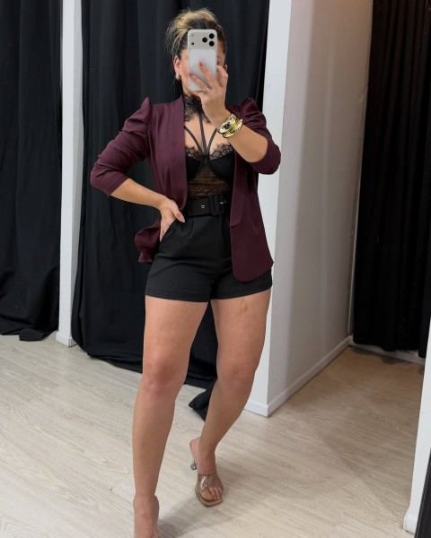Blazer bordó y short negro