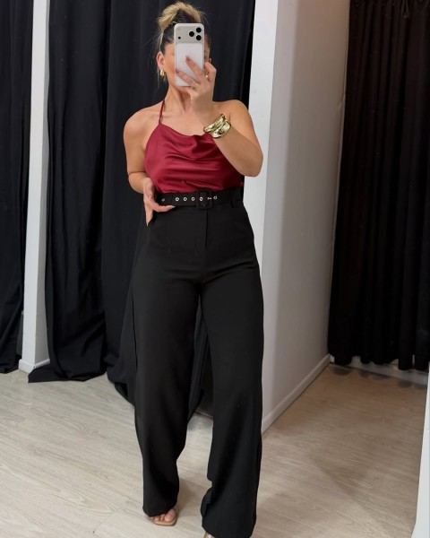 Top bordó y pantalón negro