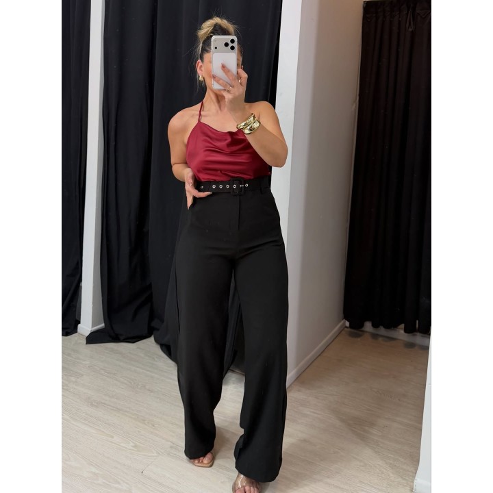 Top bordó y pantalón negro