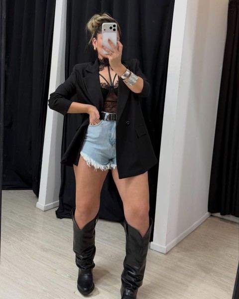 Blazer negro y short de jean