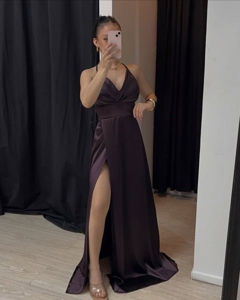 Vestido largo bordó con escote halter