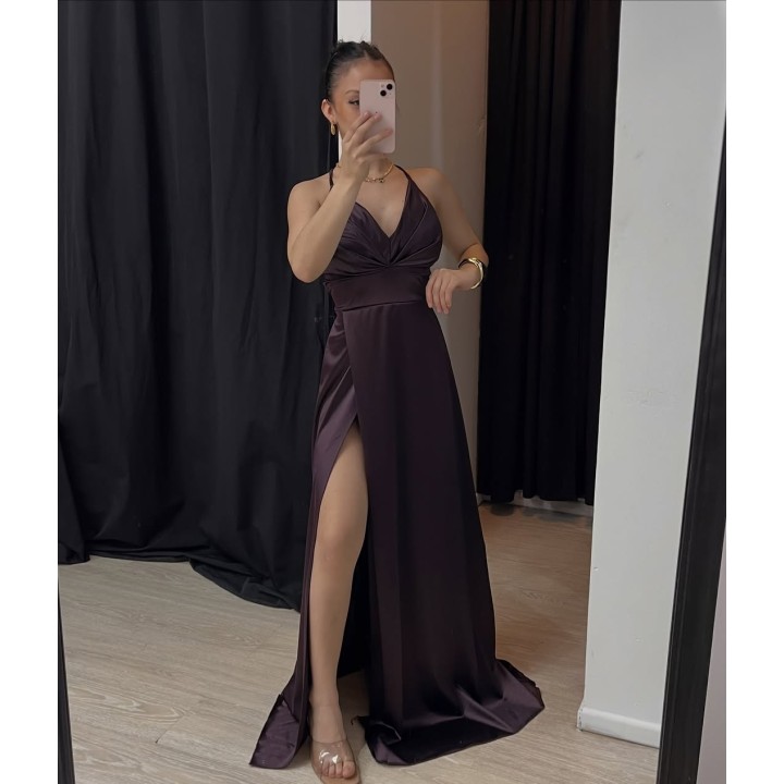 Vestido largo bordó con escote halter