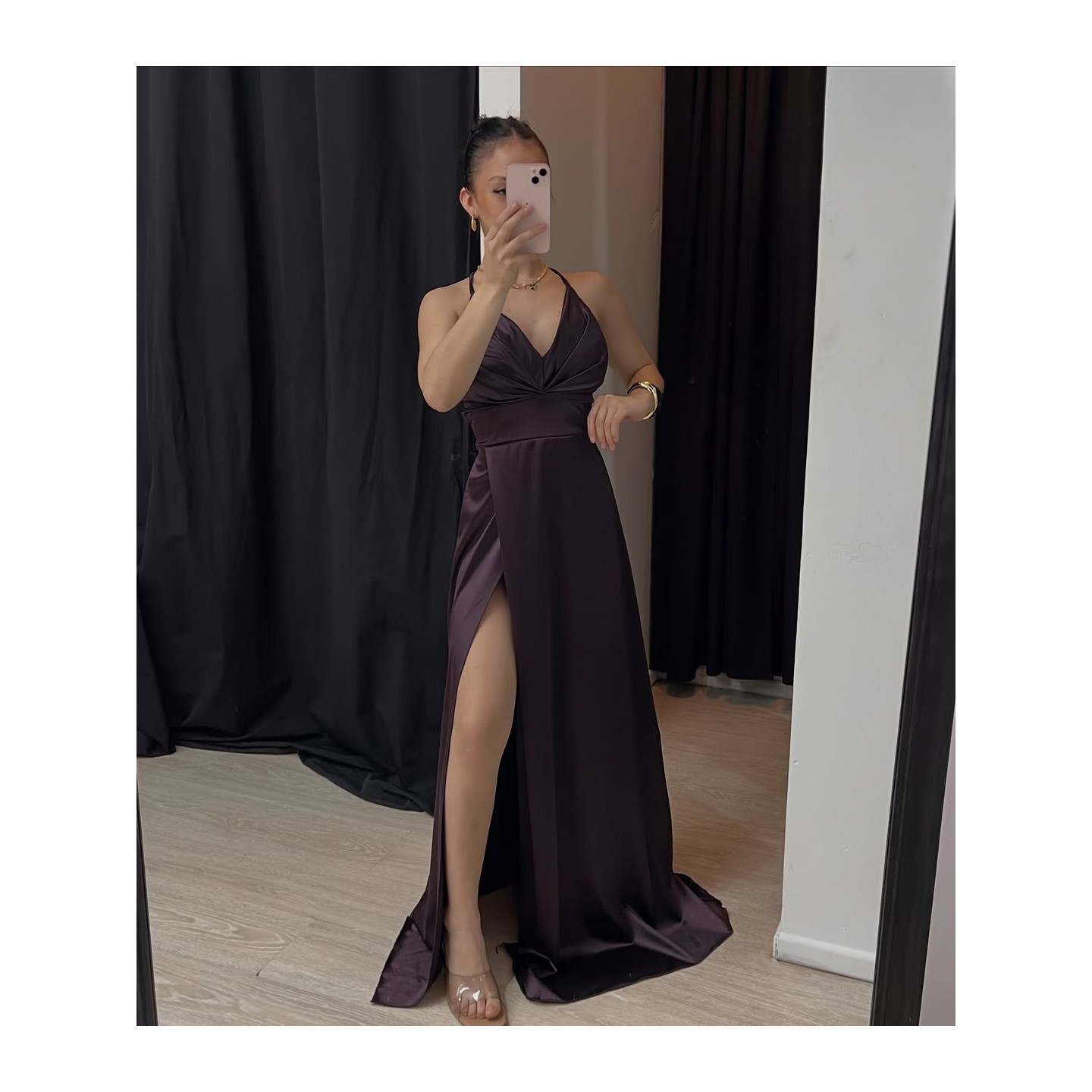 Vestido largo bordó con escote halter