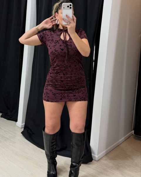 Vestido corto bordó estampado