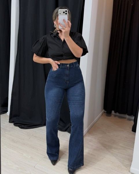 Camisa negra y jean de pierna ancha