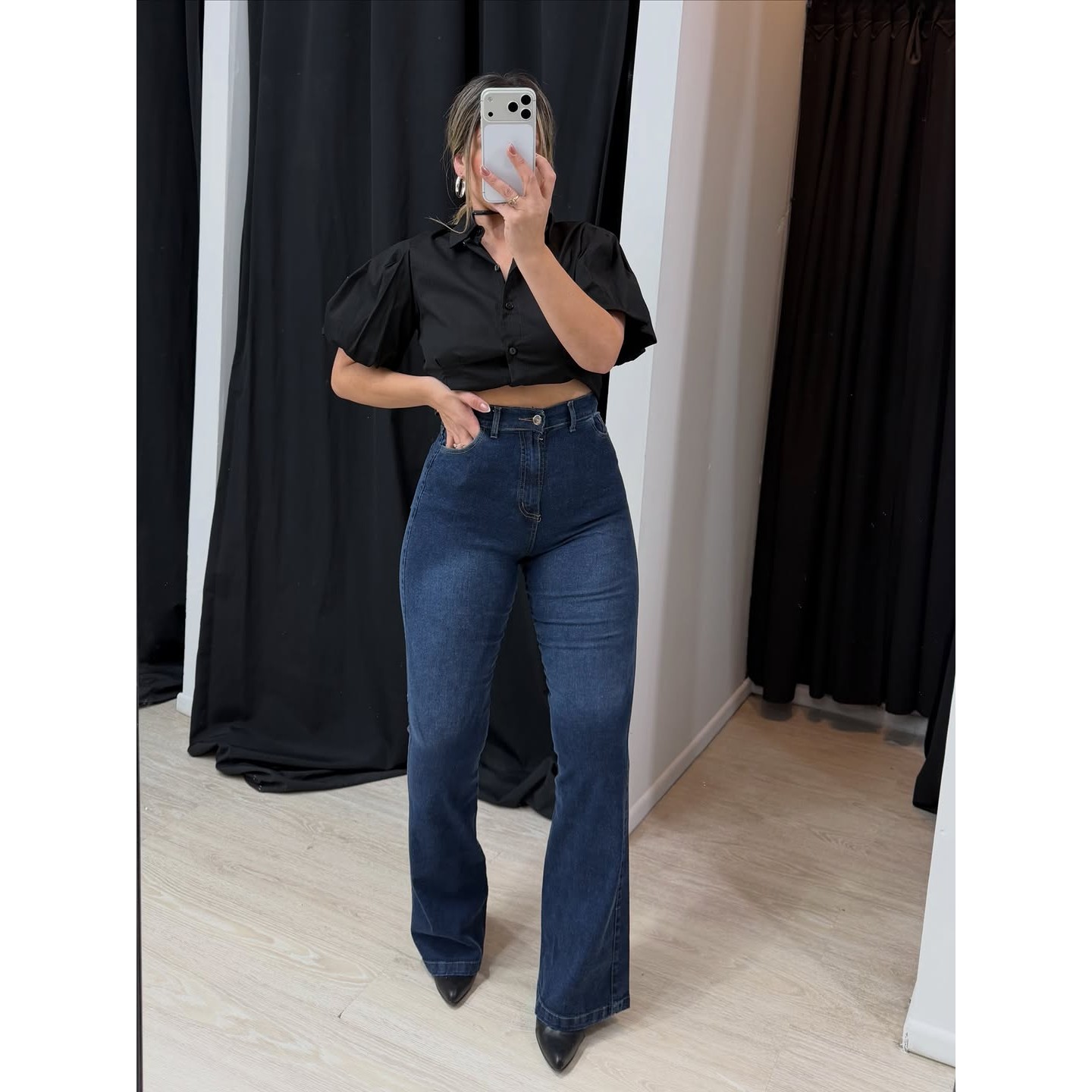 Camisa negra y jean de pierna ancha