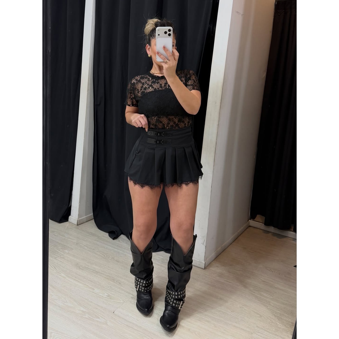 Top negro de encaje y falda corta