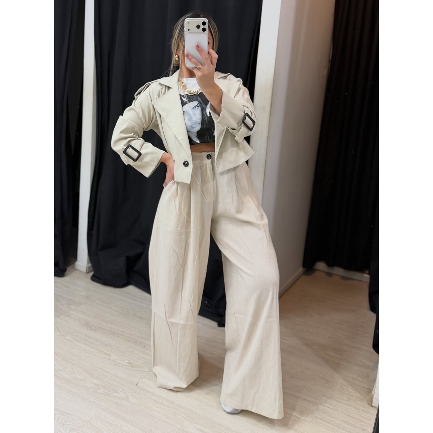 Blazer claro y pantalón amplio