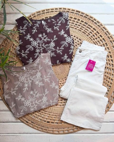 Top floral y jean blanco