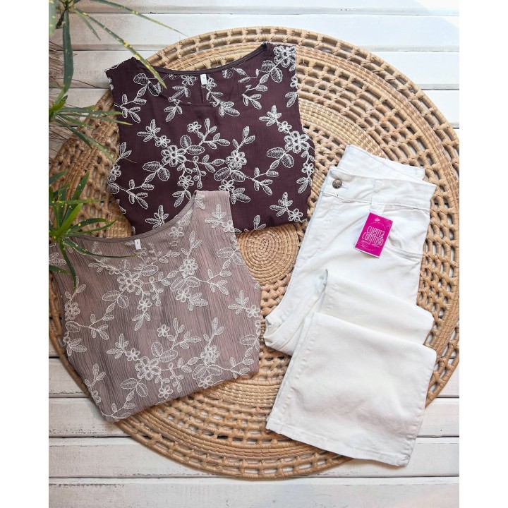 Top floral y jean blanco