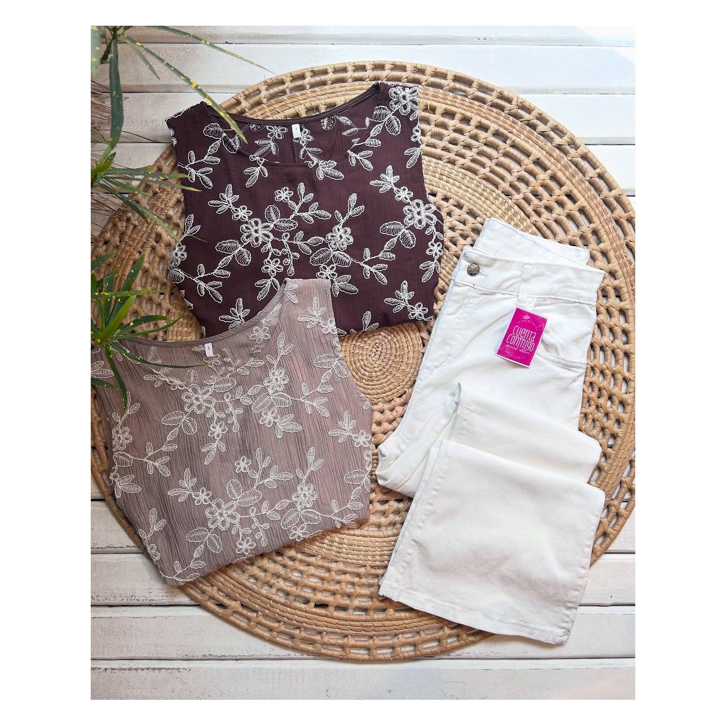 Top floral y jean blanco
