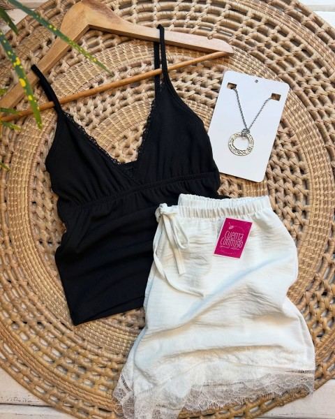 Short con encaje y musculosa con puntilla