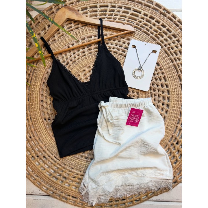 Short con encaje y musculosa con puntilla