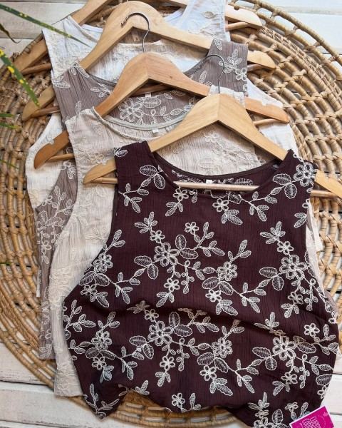 Musculosas bordadas con flores