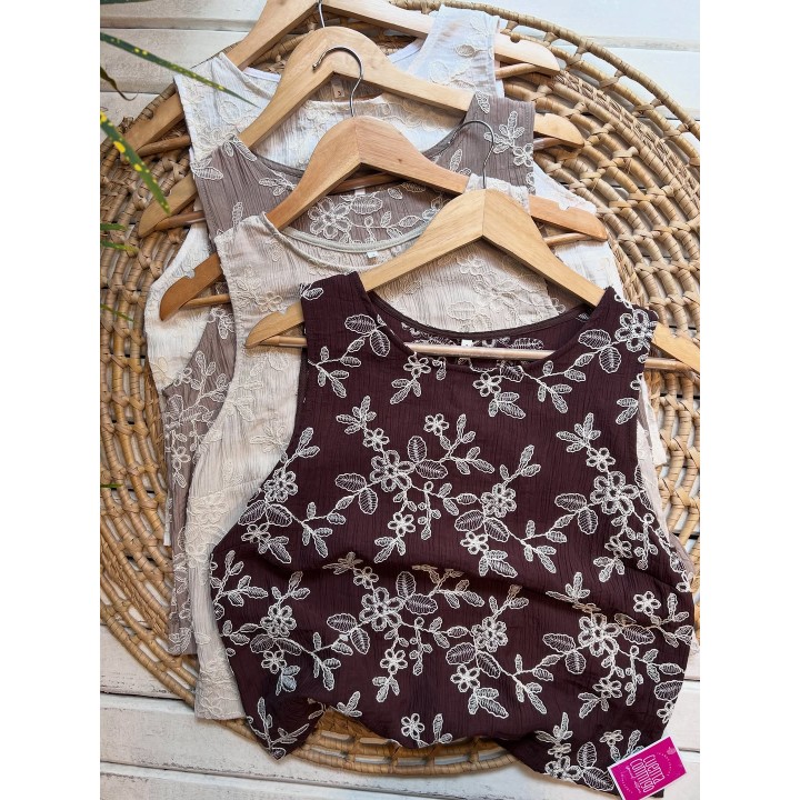 Musculosas bordadas con flores