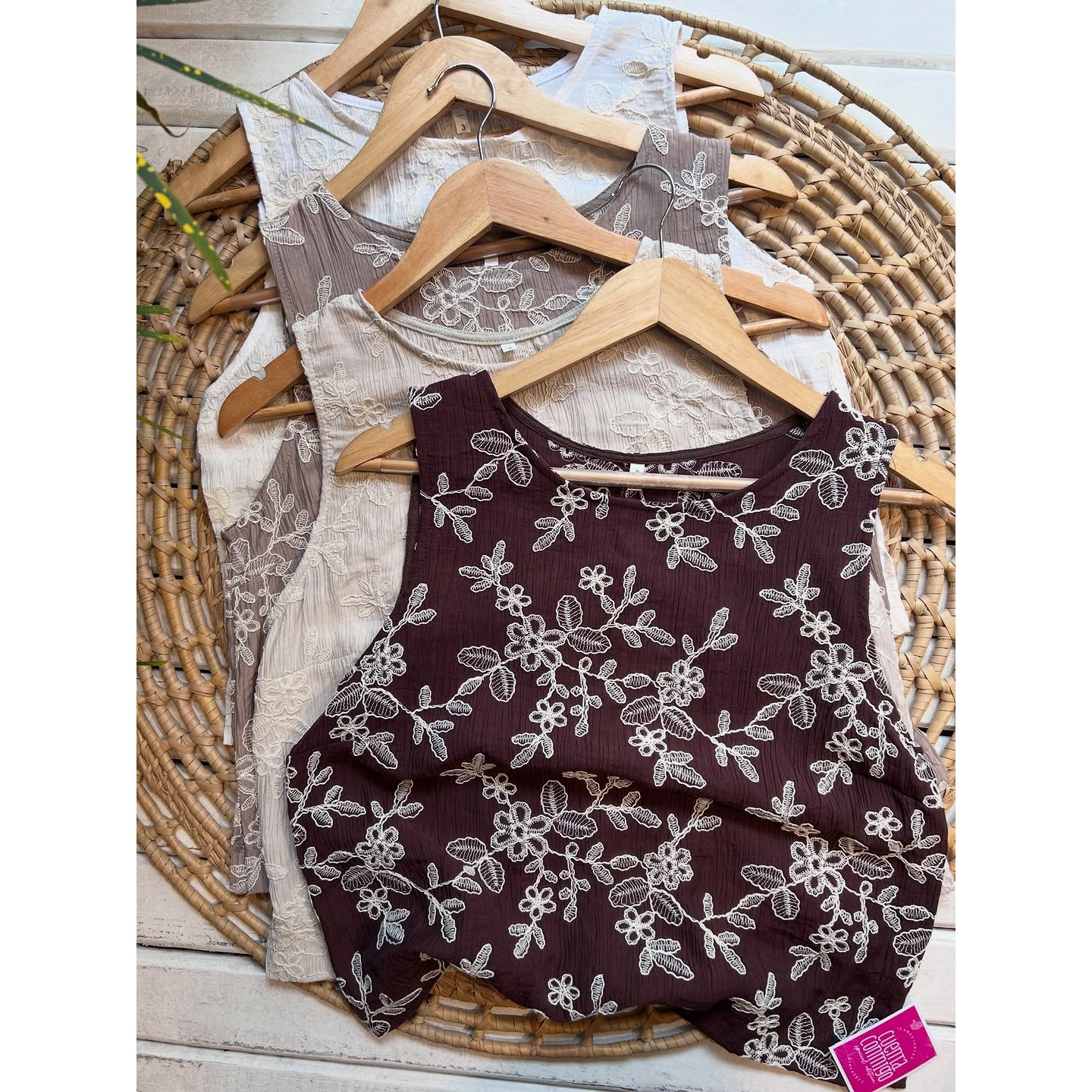 Musculosas bordadas con flores