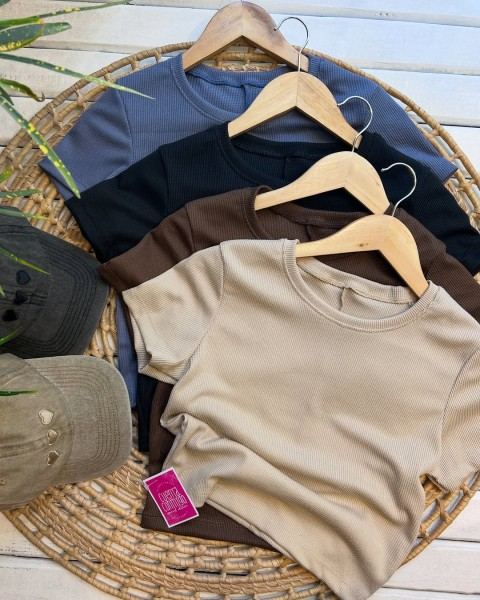Remera waffle y gorras