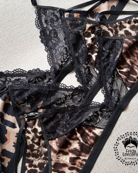 Conjunto de encaje animal print