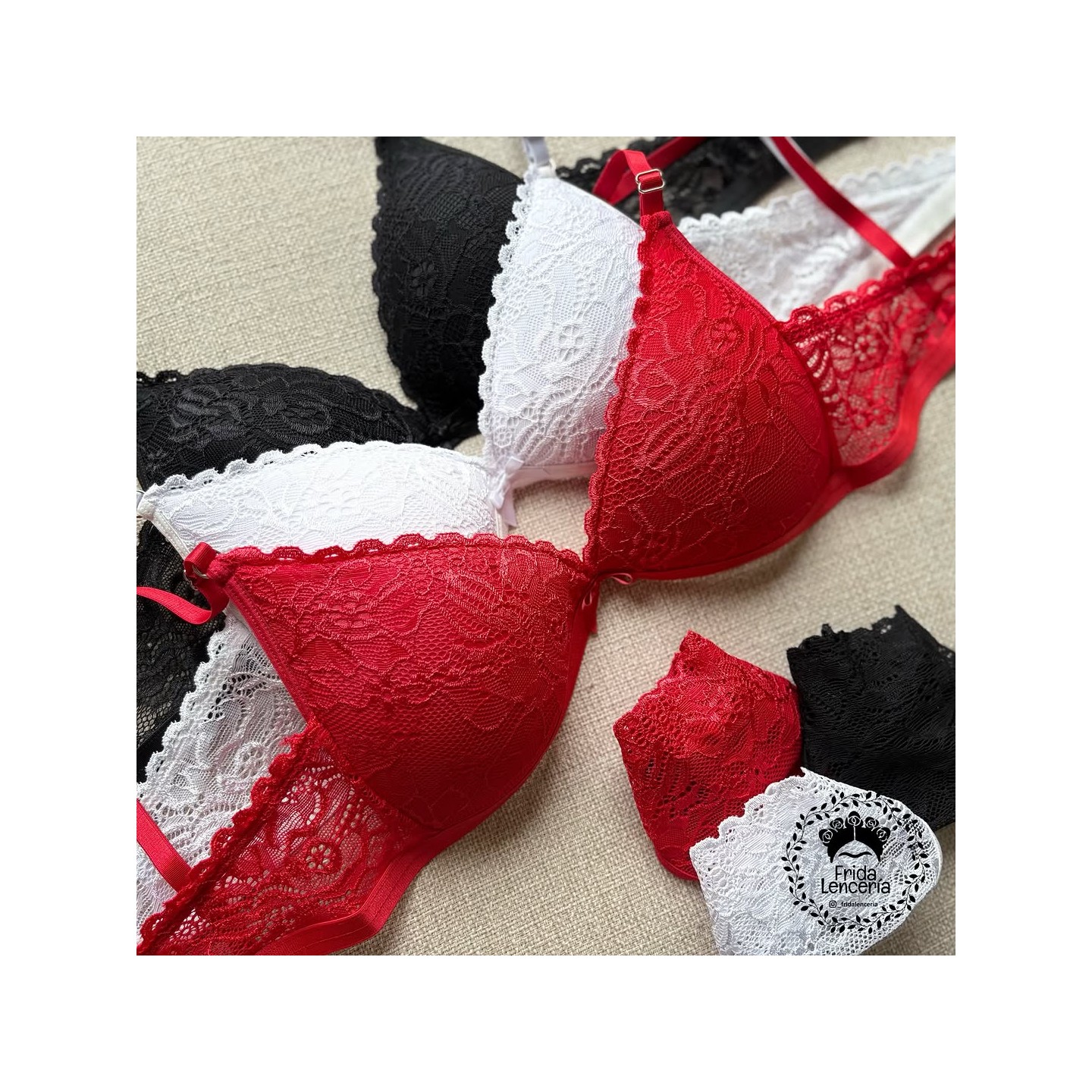 Conjunto de encaje en varios colores