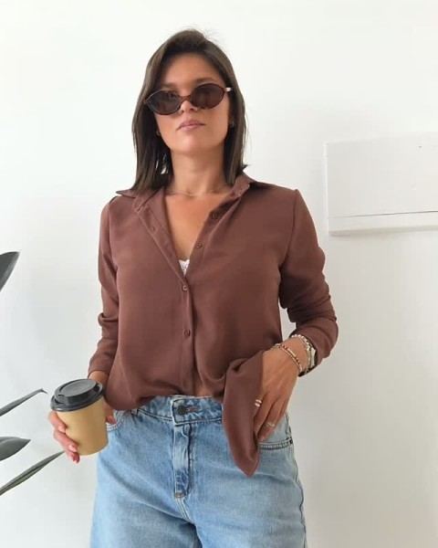 Camisa marrón y bermuda de denim