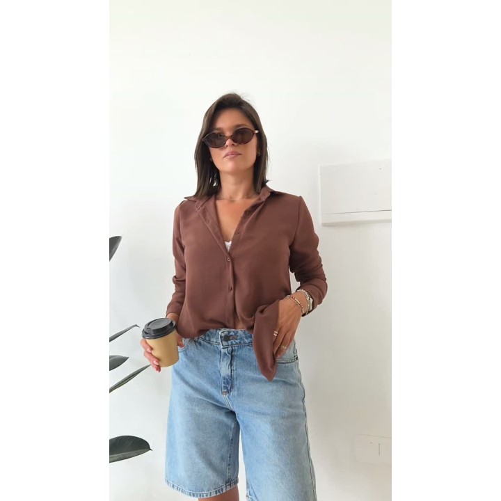 Camisa marrón y bermuda de denim