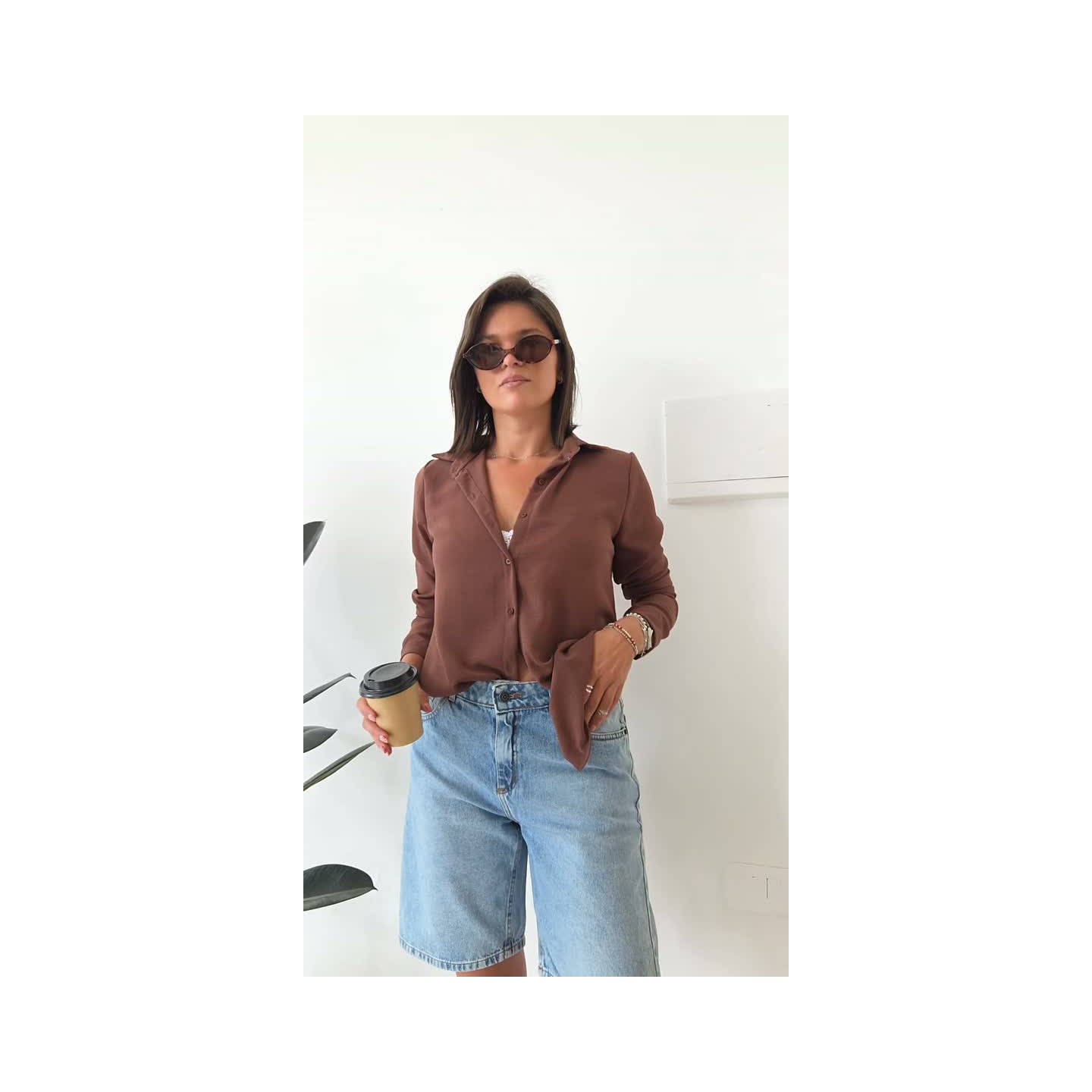 Camisa marrón y bermuda de denim