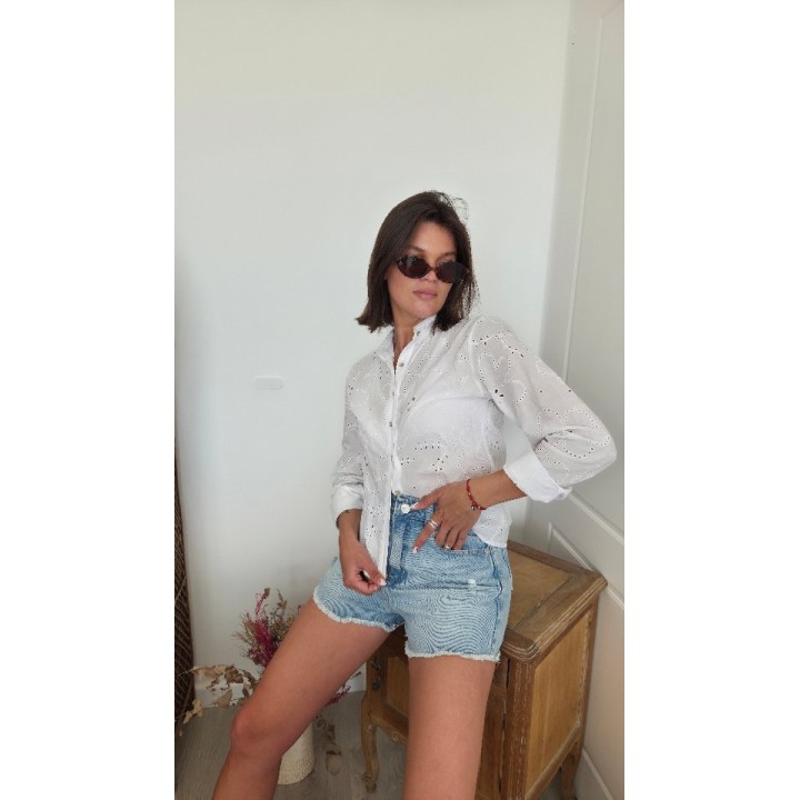 Camisa blanca y short de denim