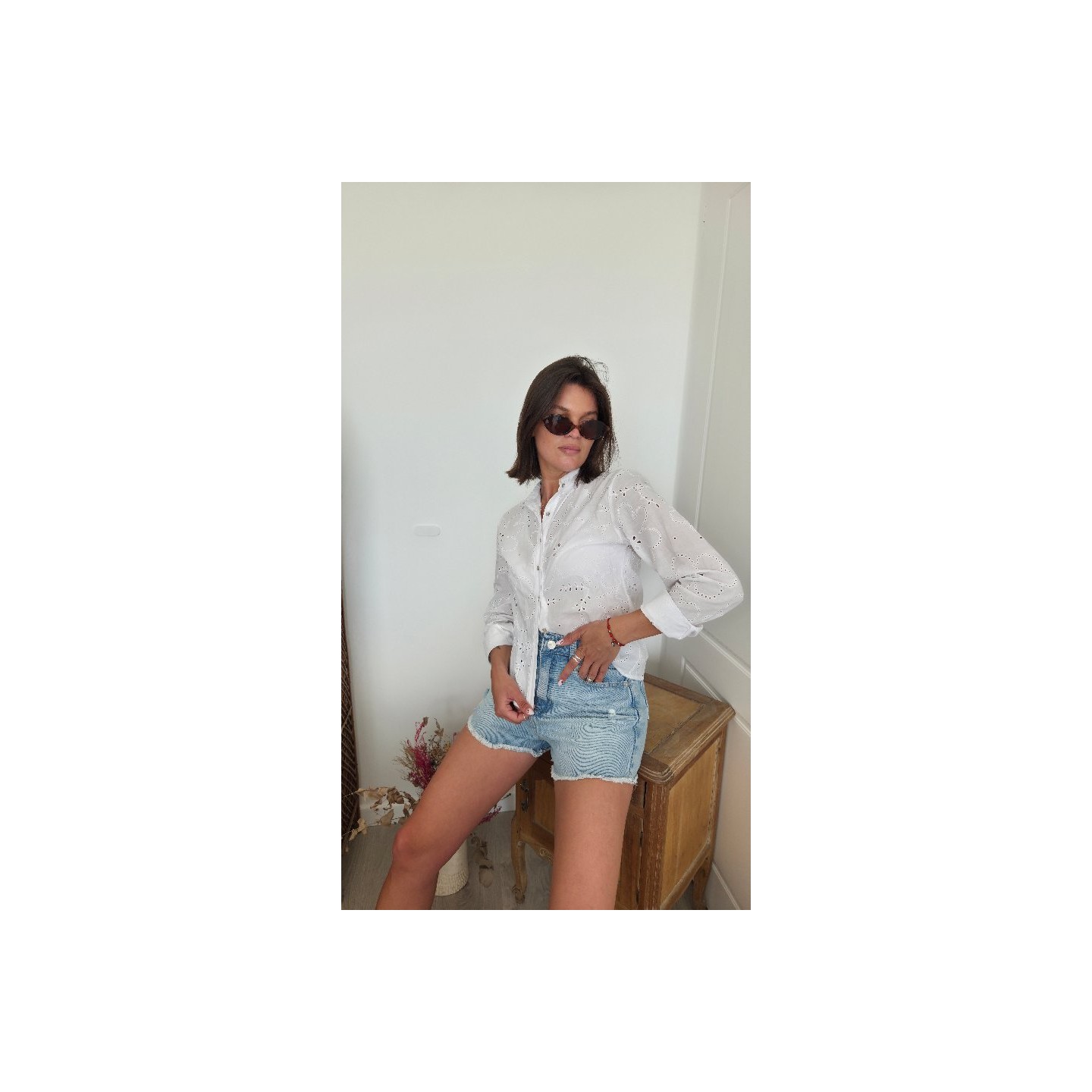Camisa blanca y short de denim