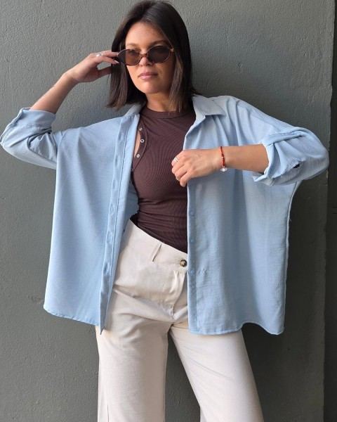Camisa celeste y pantalón claro