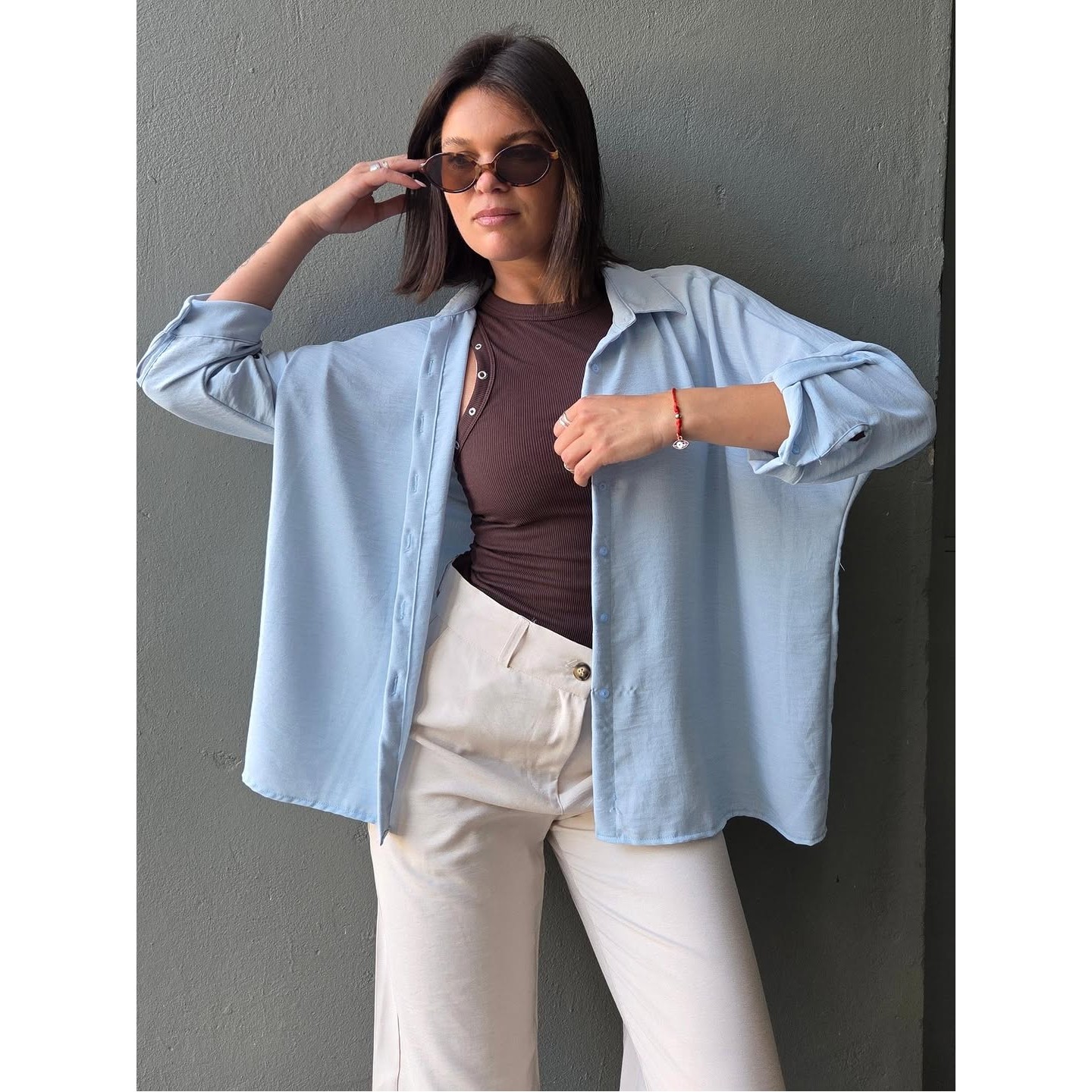 Camisa celeste y pantalón claro