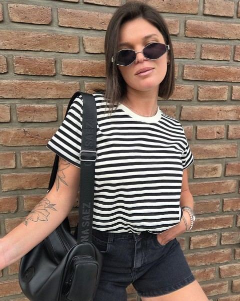 Remera a rayas y short negro