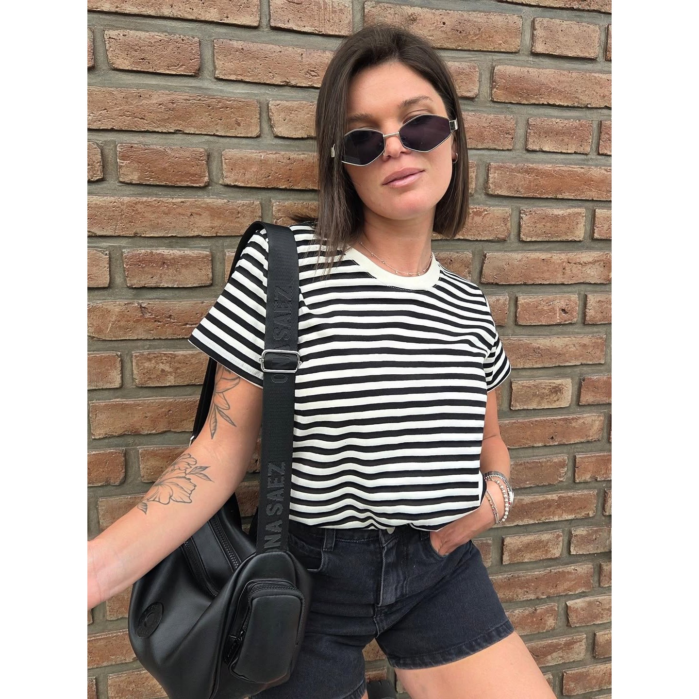 Remera a rayas y short negro