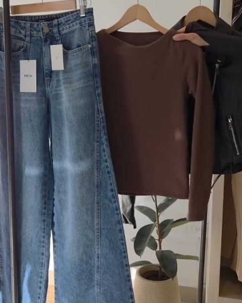 Jean y remera marrón