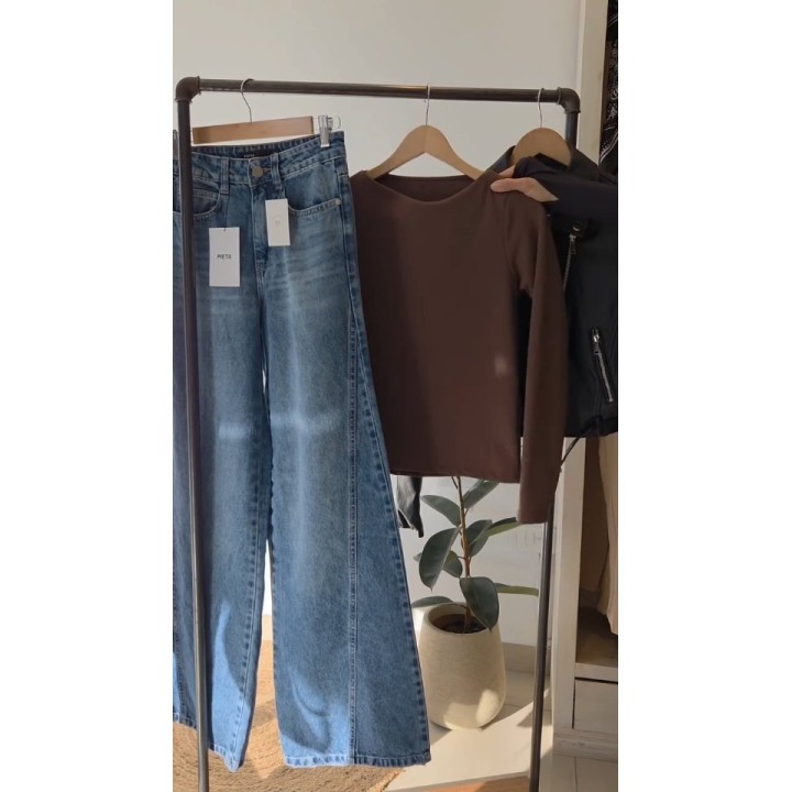 Jean y remera marrón