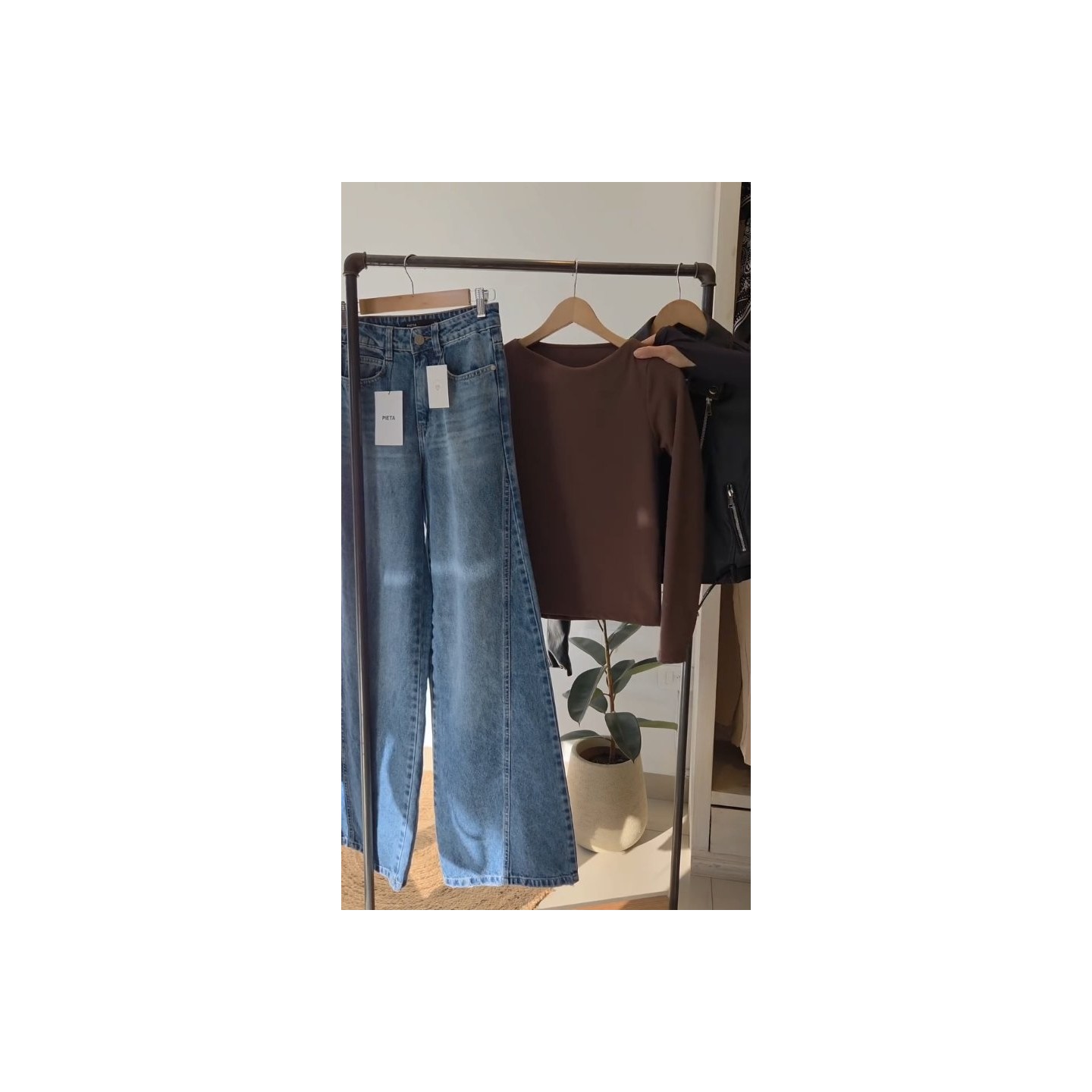 Jean y remera marrón