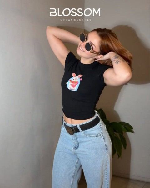 Baby tee negra estampada