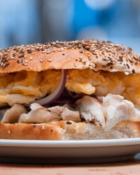 Bagel de pollo gratinado