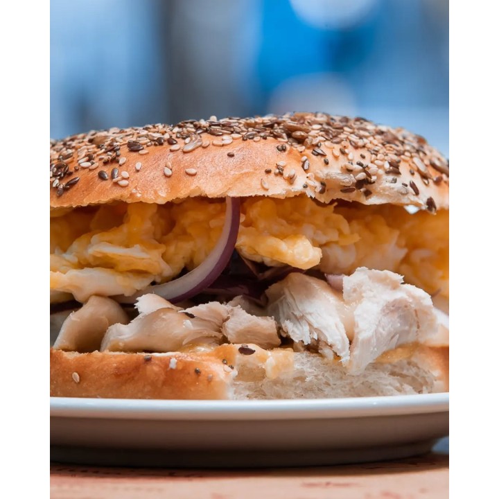 Bagel de pollo gratinado