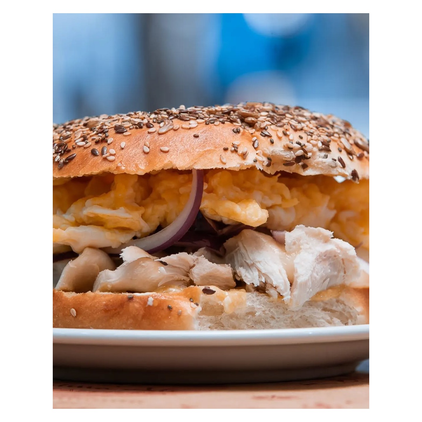Bagel de pollo gratinado