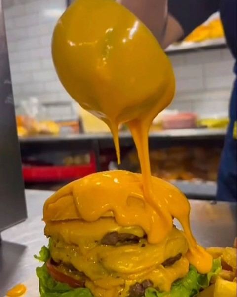 Hamburguesa bañada en cheddar