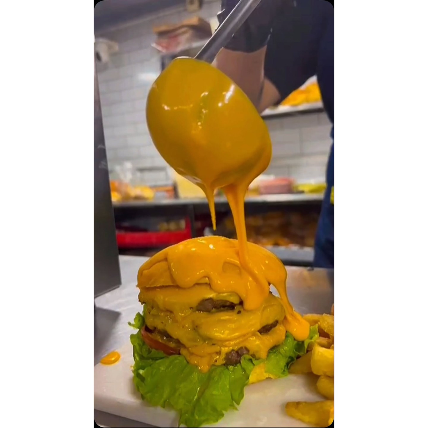 Hamburguesa bañada en cheddar