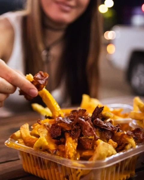 Papas con cheddar y panceta