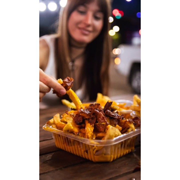 Papas con cheddar y panceta
