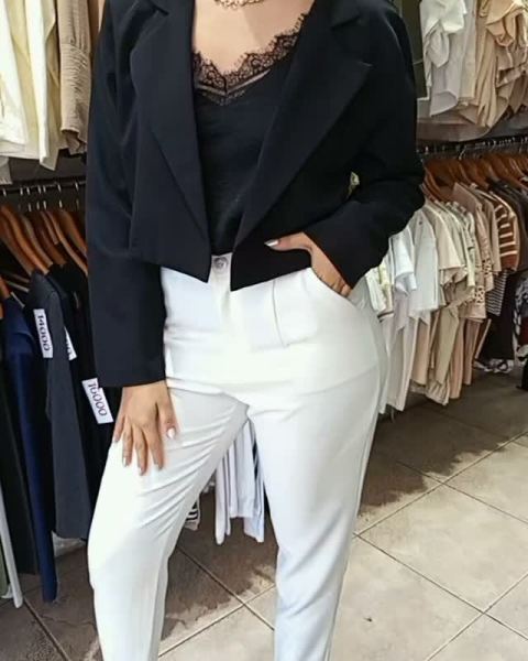 Pantalón sastrero clásico, musculosa lencera, blazer corto