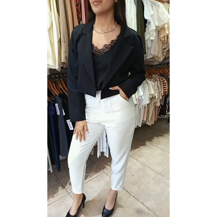 Pantalón sastrero clásico, musculosa lencera, blazer corto